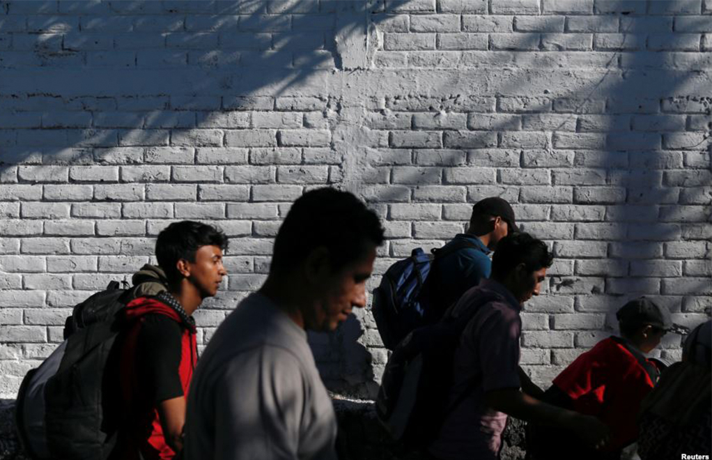 Al igual que los primeros grupos, la caravana de El Salvador huye de la violencia y pobreza que impera en la región de la que son originarios Foto: Voz de América / Reuters