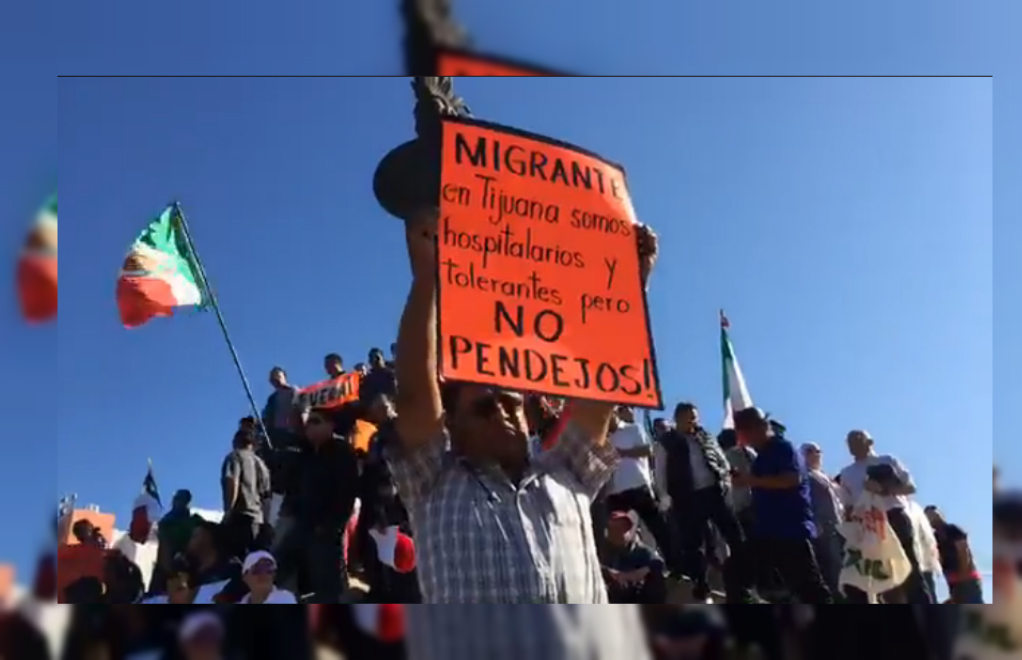 Algunos manifestantes lanzaron consignas como “¡No invadan nuestro territorio!”, “A México le gustan los frijoles”