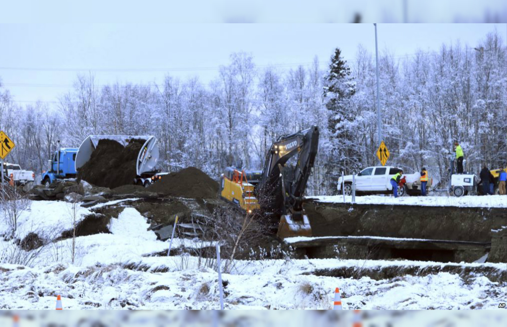 Un camión y una excavadora trabajan en una reparación temporal de una rampa que se derrumbó después del terremoto el viernes 30 de noviembre de 2018, en Anchorage, Alaska.