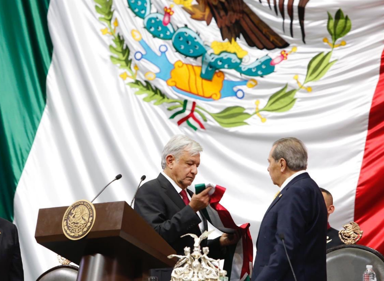 El nuevo presidente de México reconoció a los migrantes mexicanos que viven en Estados Unidos. "Las remesas son los ingresos con mayor beneficio social". | Foto: @ATelloC