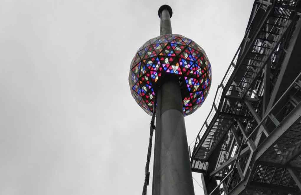 Los organizadores del evento anual dicen que la bola este año muestra más de 16 millones de colores vibrantes y miles de millones de patrones para crear un espectacular efecto de caleidoscopio.