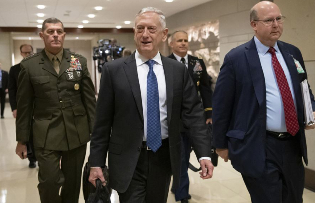El secretario de Defensa de EE.UU., Jim Mattis, llega al Congreso para una reunión de seguridad con legisladores, el 13 de diciembre de 2018. | Foto: Voz de América