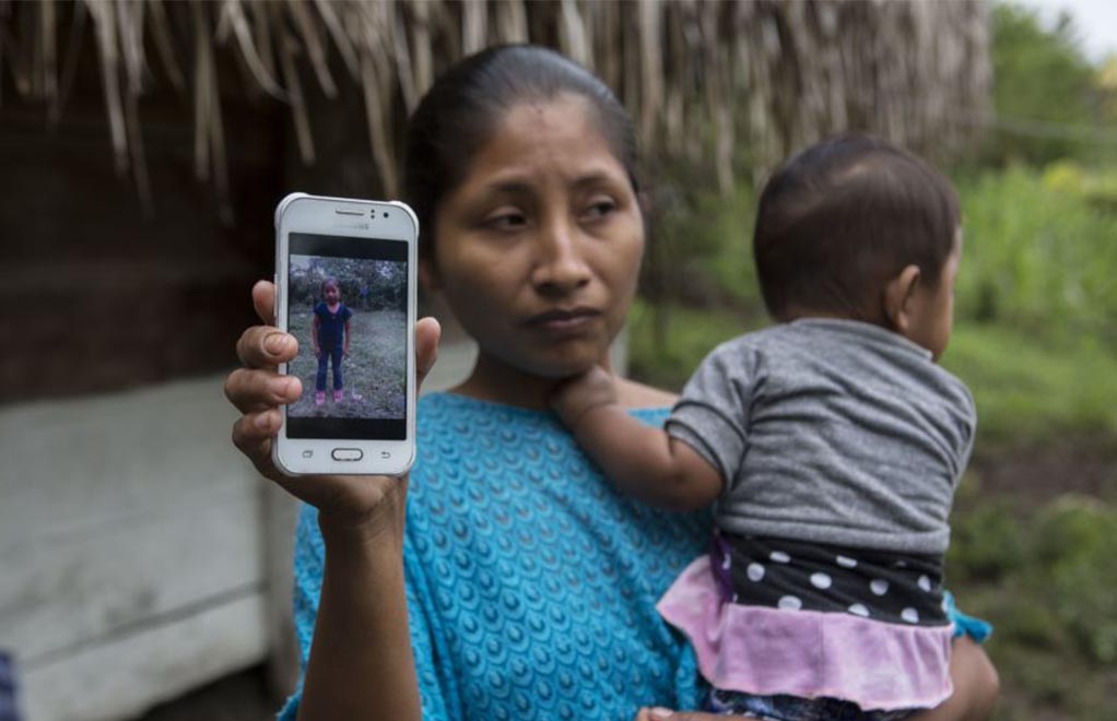 Claudia Maquin, de 27 años, muestra una foto de su hija Jakelin Amei Rosmery Caal Maquin en Raxruha, Guatemala, el sábado 15 de diciembre de 2018
