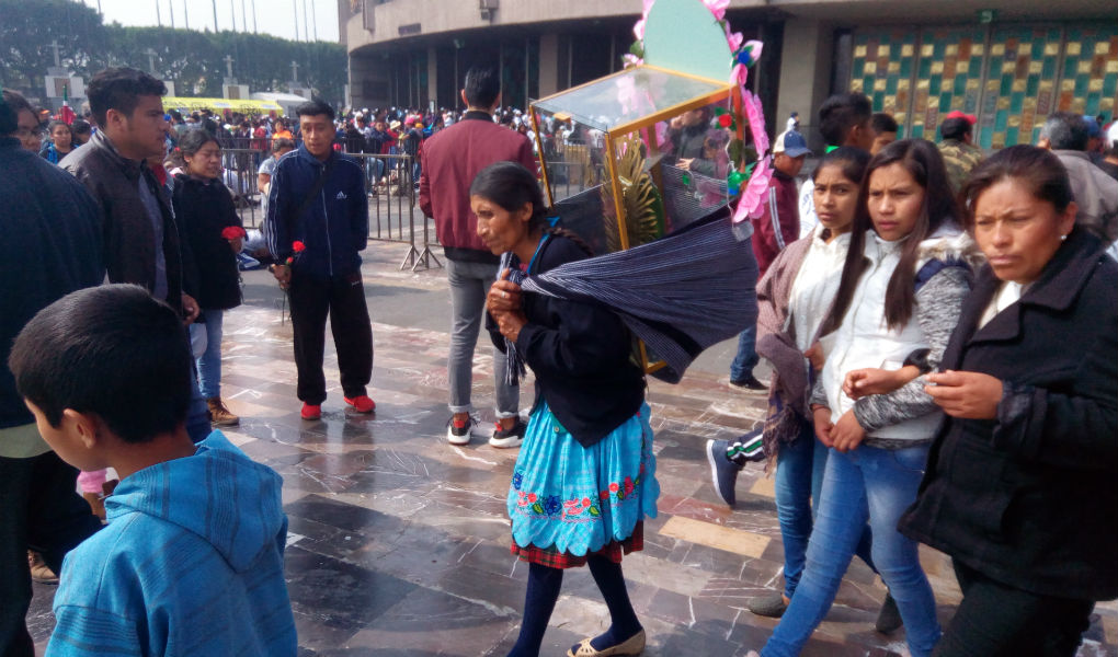 SIn importar su lugar de procedencia este martes llegaron millones de peregrinos a la Basílica de Guadalupe para pedir por un ser querido o agradecer a la virgen morena | Foto: Abel Domínguez