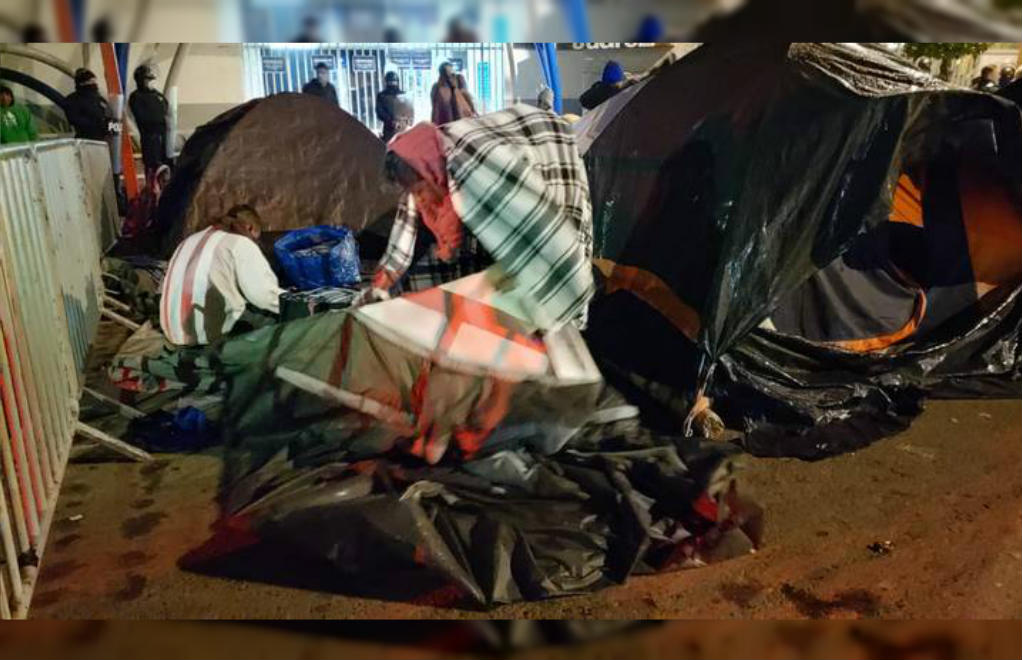 El grupo de migrantes permaneció durante tres semanas a las afueras del Deportivo Benito Juárez.