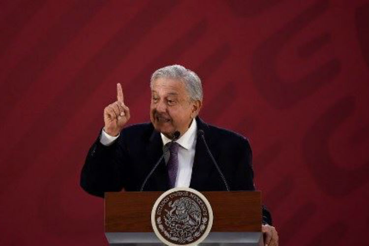 Andrés Manuel López Obrador, dijo que el salario mínimo en la franja norte de los municipios aumentaría a 177 pesos (unos 9 dólares). | Foto: Voz de América / AFP