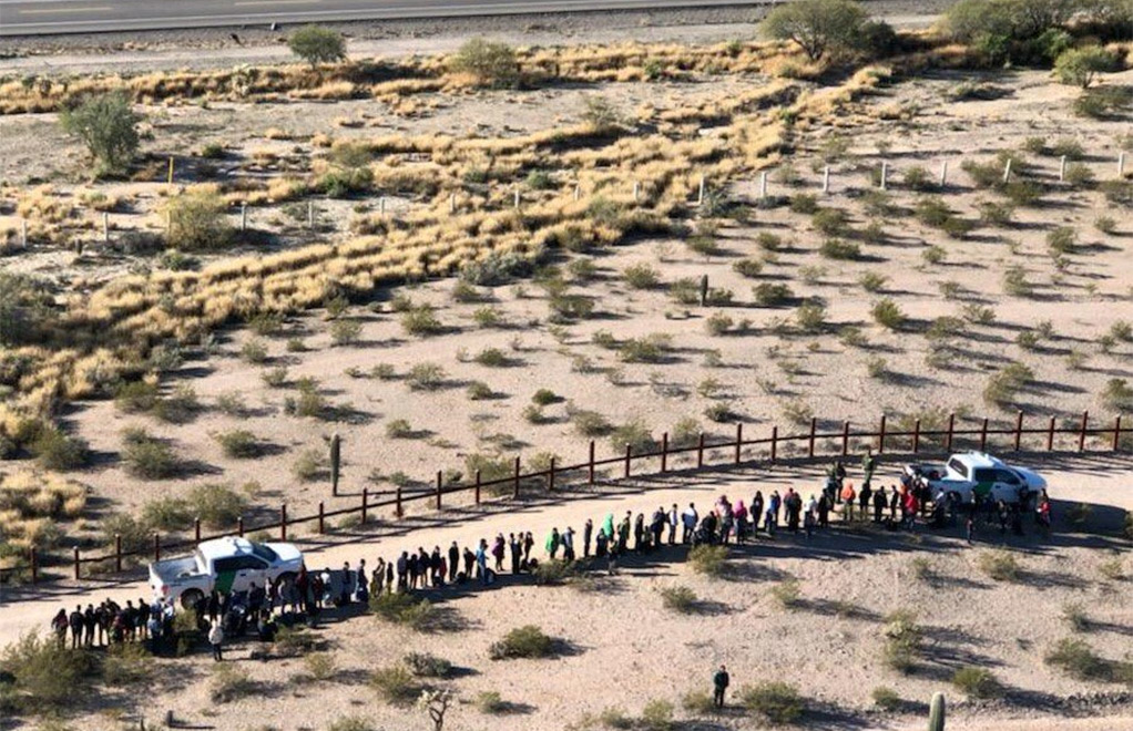 De acuerdo con la CBP, la semana pasada fue detenido otro gran grupo de migrantes que intentó cruzar la frontera en el mismo lugar de Arizona | Foto: Cortesía CBP