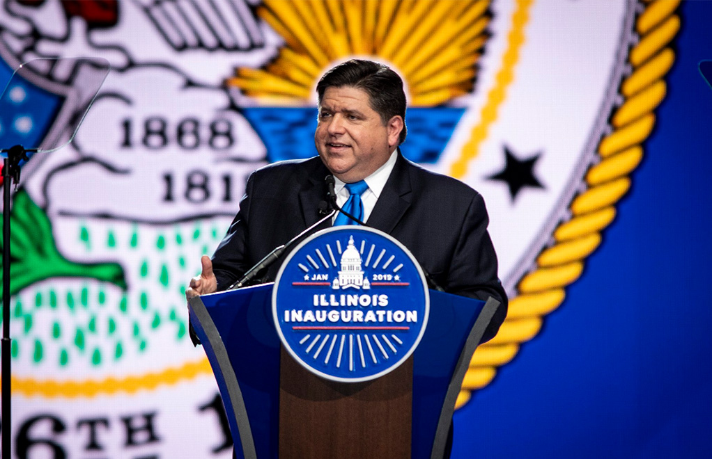 Durante su discurso inaugural, JB Pritzker prometió legislar más para todos los migrantes, incluidas las personas sin papeles | Foto: @JBPritzker