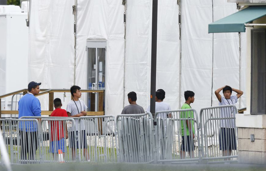Esta foto de archivo del 20 de junio del 2018 muestra a niños inmigrantes afuera del Centro de Detención Temporal Homestead para Menores No Acompañados, en Homestead, Florida | Foto: Voz de América / AP