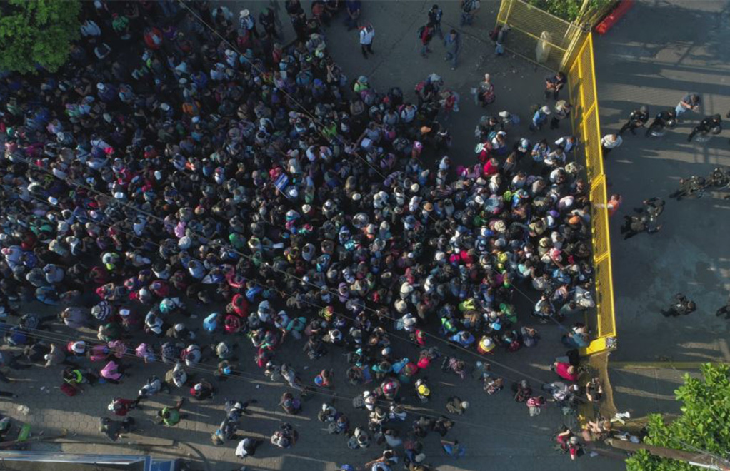 Migrantes centroamericanos se aglomeran en Tecun Uman, en la frontera entre México y Guatemala, el 2 de noviembre del 2018. | Foto: Voz de América / AP