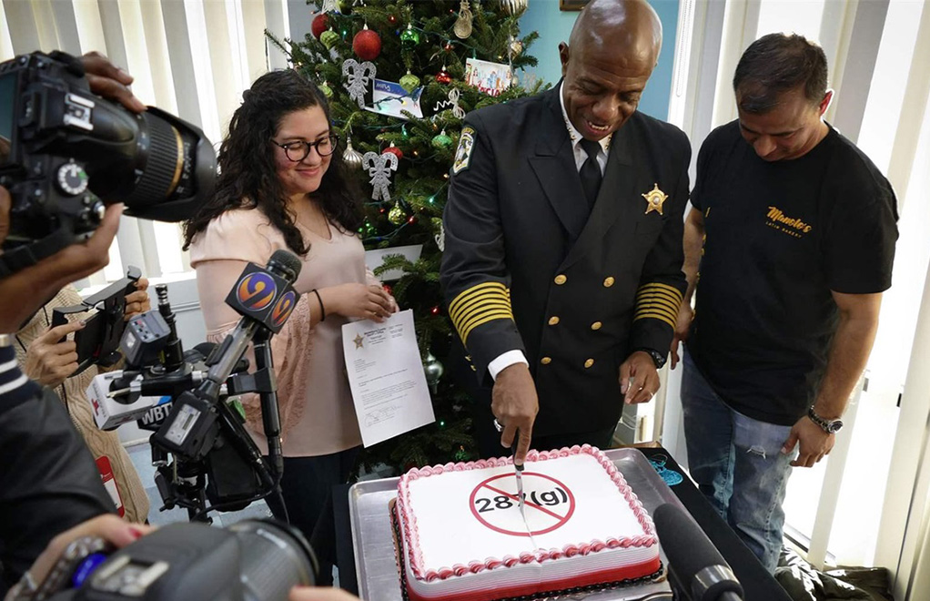 El sheriff Garry McFadden celebró cortando un pastel con un mensaje anti-287 (g)