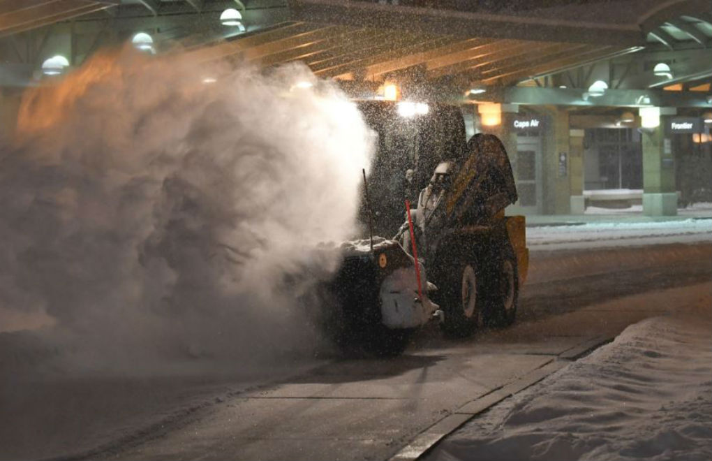 Un trabajador en el aeropuerto internacional Albany, en Colonie, N.Y., limpia la nieve el domingo 20 de enero de 2019, después que una tormenta invernal que cubrió de nieve la mayor parte del centro occidente de EE.UU. avanzó a Nueva Inglaterra el sábado. | Foto: Voz de América / AP