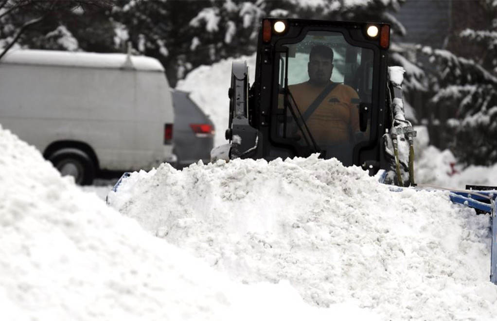 Un hombre recoge nieve el lunes, 28 de enero, de 2019, en Wheeling, Illinois, después que una tormenta de invierno dejó más de 12,7 centímetros de nieve en la zona. | Foto: Voz de América