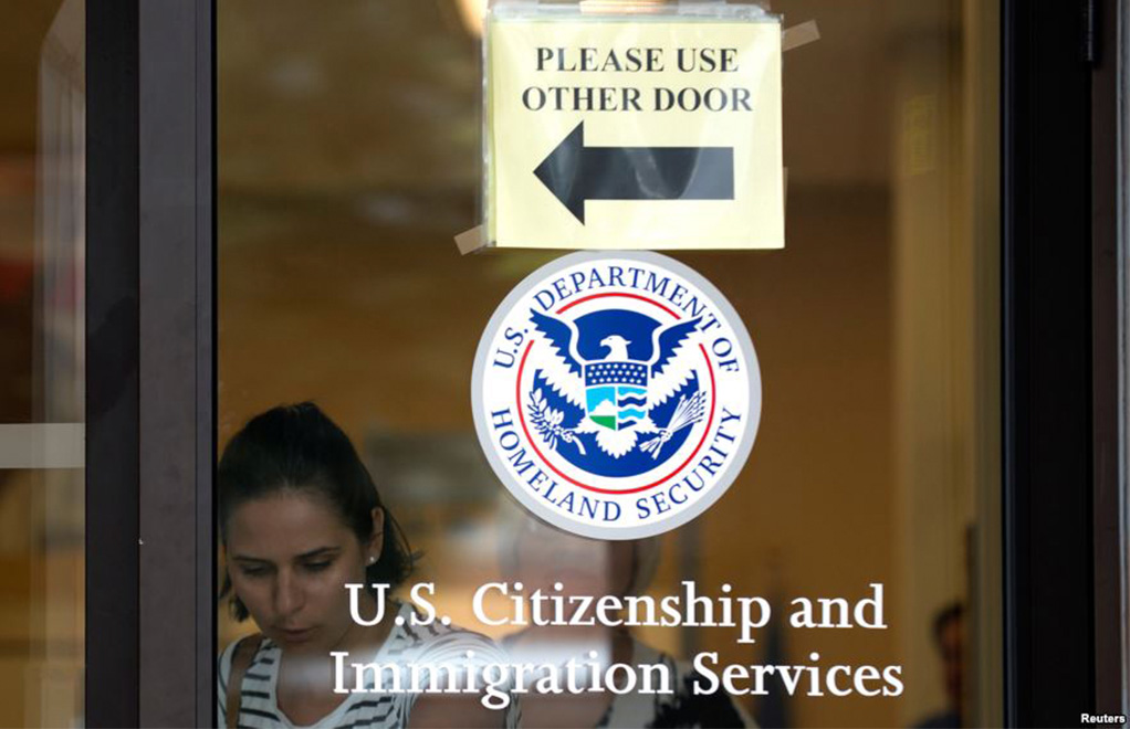 Una mujer sale de las oficinas del Servicio de Ciudadanía e Inmigración de EE.UU. en Nueva York. Foto de archivo. | Foto: Voz de América