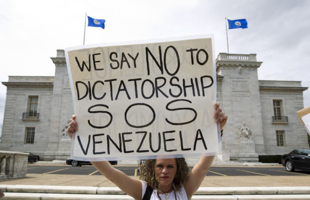 El proyecto de ley bipartidista protegería a los venezolanos que viven en EE.UU. de la deportación, otorgaría permisos de trabajo y permisos de viaje en situaciones de emergencia. | Foto: Voz de América / AP
