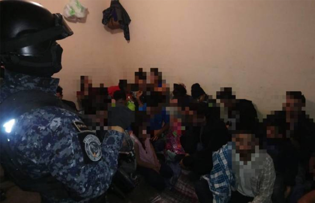 La Policía Federal informó que, además de los 37 migrantes rescatados, detuvieron a la persona encargada de custodiarlos