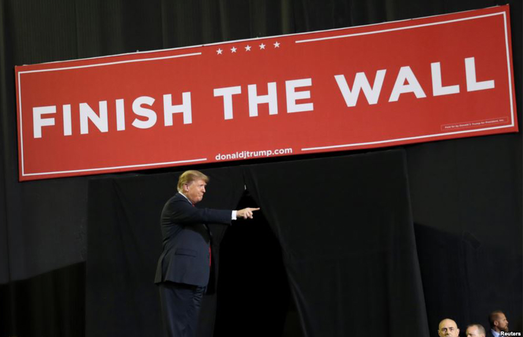 Durante un mitin en El Paso, Texas, el presidente Donald Trump volvió a reiterar su promesa el lunes 11 de febrero de 2019 de construir un muro fronterizo. | Foto: Voz de América