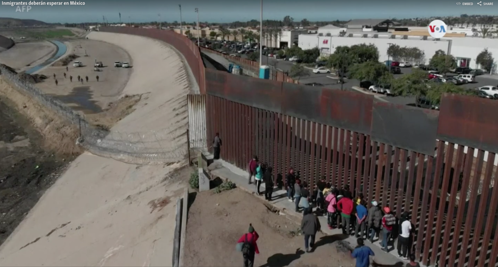 Un grupo de migrantes indocumentados intentaron cruzar a Estados Unidos desde Tijuana para entregarse a las autoridades migratorias