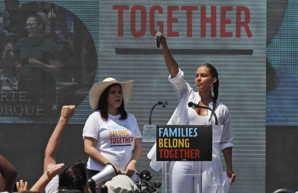 La actriz América Ferrera, a la izquierda, y la cantante Alicia Keys acuden a una protesta en contra de la política del gobierno del presidente Donald Trump sobre la separación de familias migrantes, frente a la Casa Blanca, el 30 de junio de 2018. | Foto: Voz de América / AP