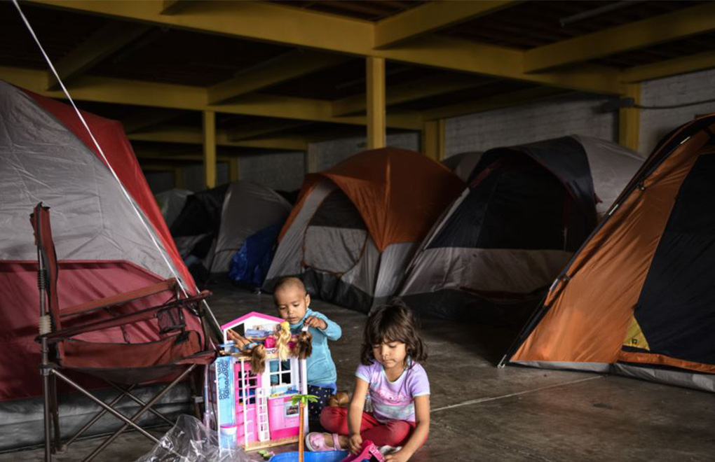 Los niños hondureños juegan con juguetes nuevos en un almacén vacío utilizado como refugio que abrió sus puertas a los migrantes en el centro de Tijuana, México. | Foto: Voz de América / AP