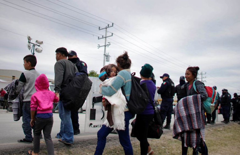 La nueva política coincide con un aumento en los pedidos de asilo de familias de Guatemala, Honduras y El Salvador que llegan a la frontera sur de Estados Unidos. | Foto: Voz de América / Reuters