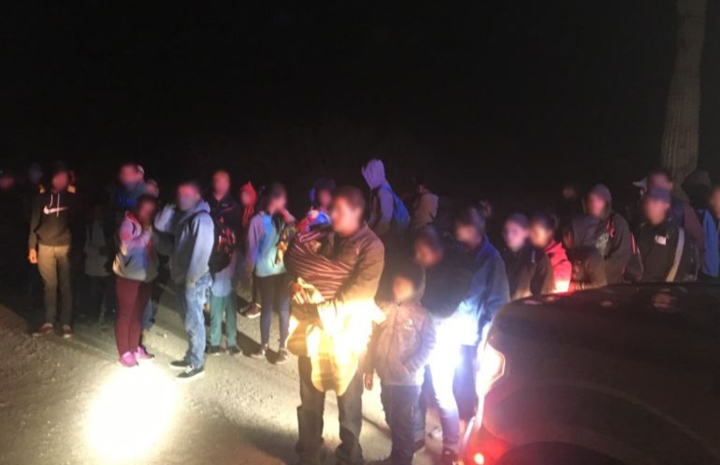 Hace un par de días, en este cruce de Tucson , fueron detenidas unas 400 personas originarias de Centroamérica; también se entrgaron a la CBP