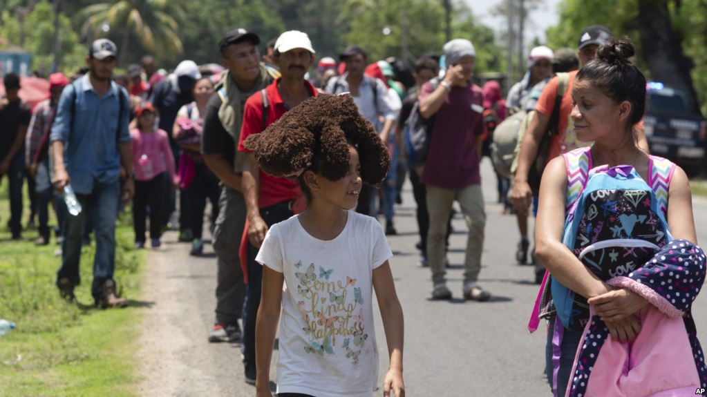 Las autoridades de Chiapas en el sur de México, trataron infructuosamente de bloquear una caravana de 2 mil migrantes ingresara al pueblo de Huixtla.
