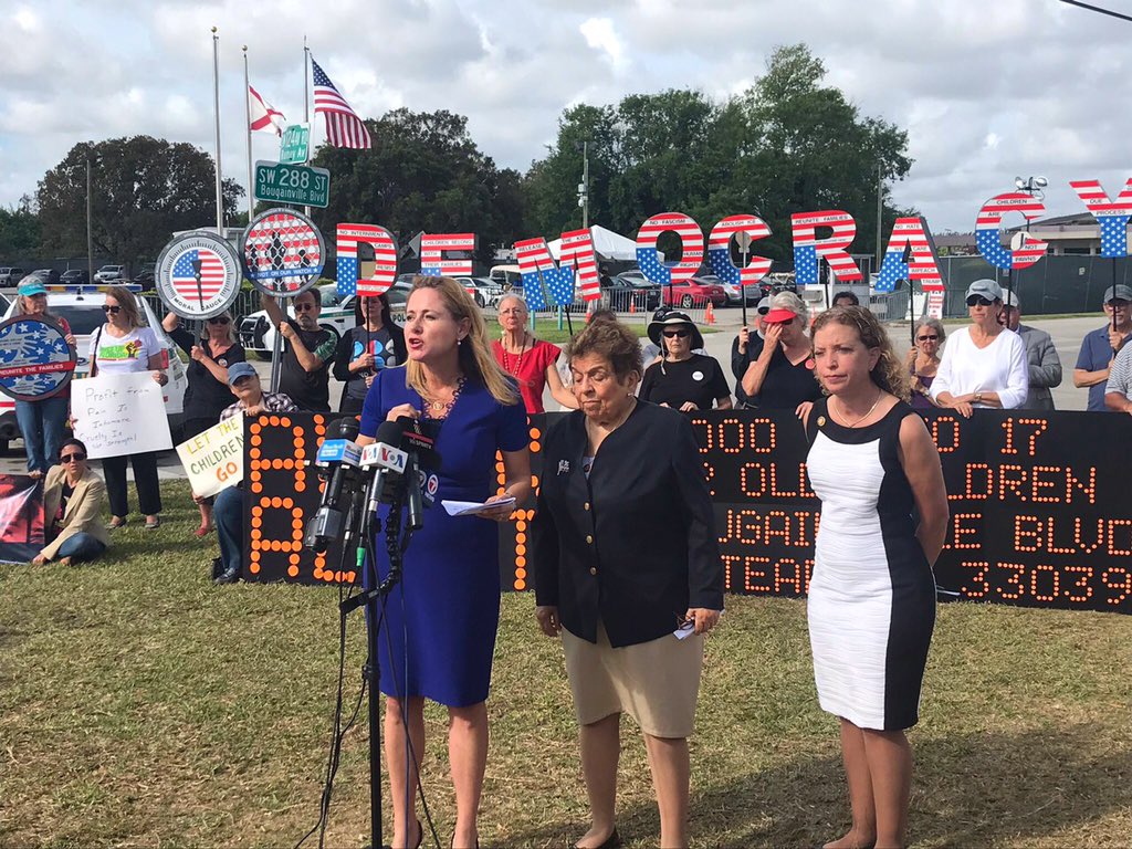 Debbie Wasserman Schultz, Donna Shalala y Debbie Mucarsel-Powell criticaron las políticas de la HHS, que tiene a menores detenidos sin sus padres | Foto: Twitter