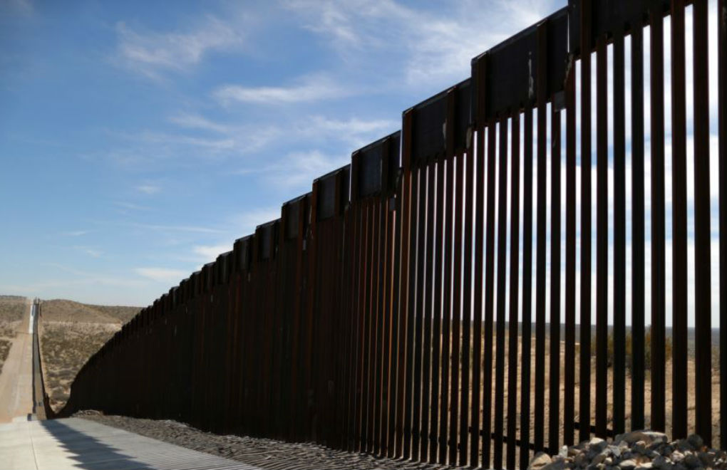 El gobierno anunció en marzo que había otorgado contratos de casi mil millones para reemplazar las barreras cortas en Arizona y Nuevo México | Foto: Reuters / Voz de América