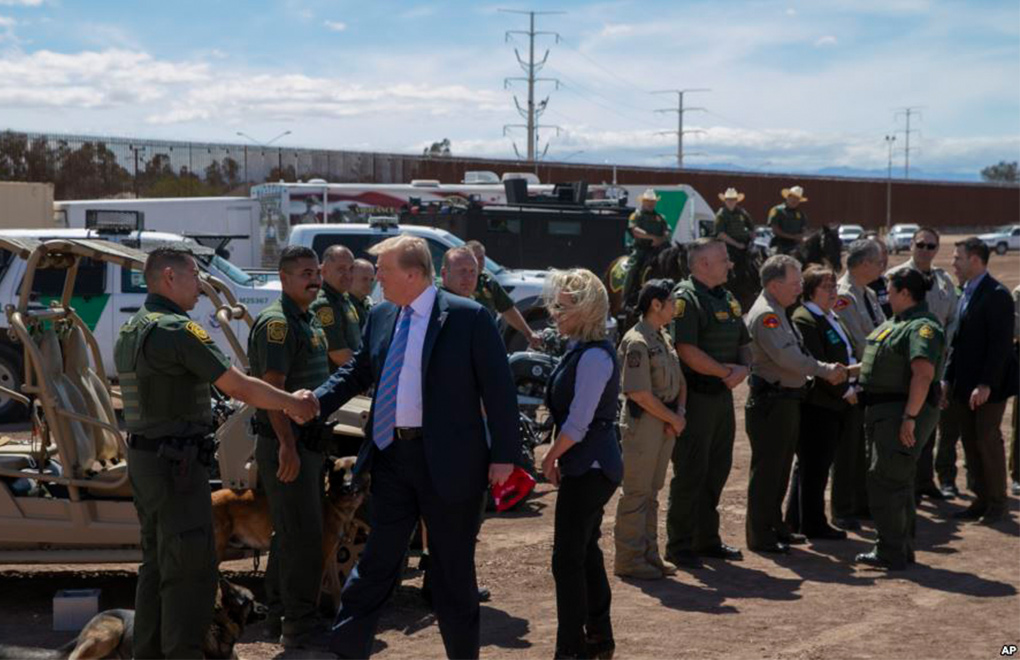 El presidente Donald Trump visita una nueva sección del muro fronterizo con México en Calexico, California, el viernes 5 de abril de 2019. | Foto: Voz de América / Voz de América
