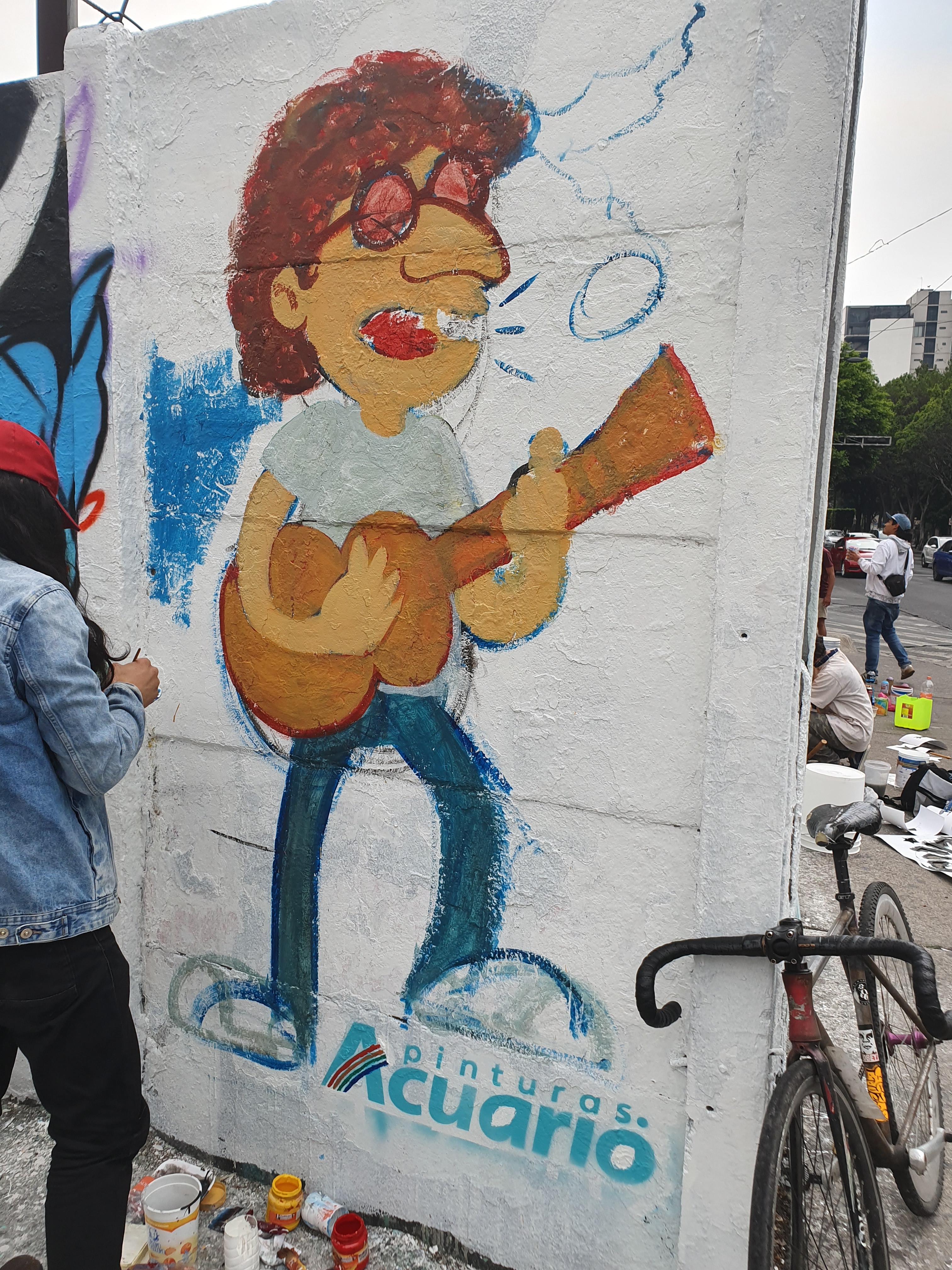 Artistas protestan a favor de los migrantes en las bardas de la CDMX