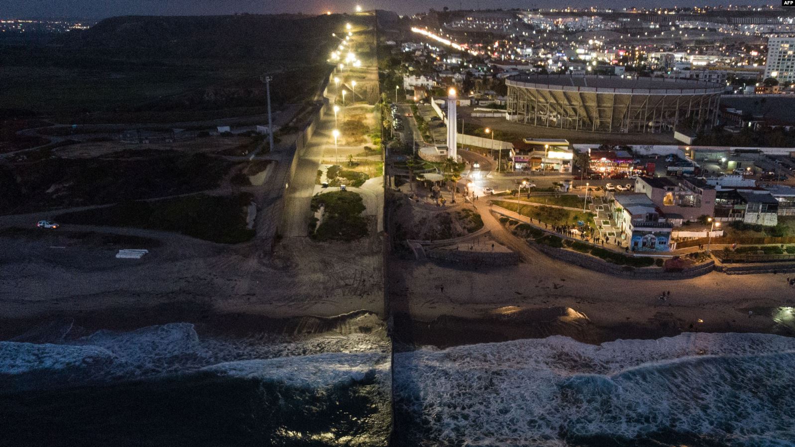 Vista aérea de la valla fronteriza de Estados Unidos (I) México (D) en Playas de Tijuana, en el estado de Baja California, México, el 3 de mayo.