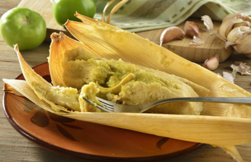 Estadounidenses evidenciaron en Twitter no saber comer tamales, hasta ahora se los comían con cáscara