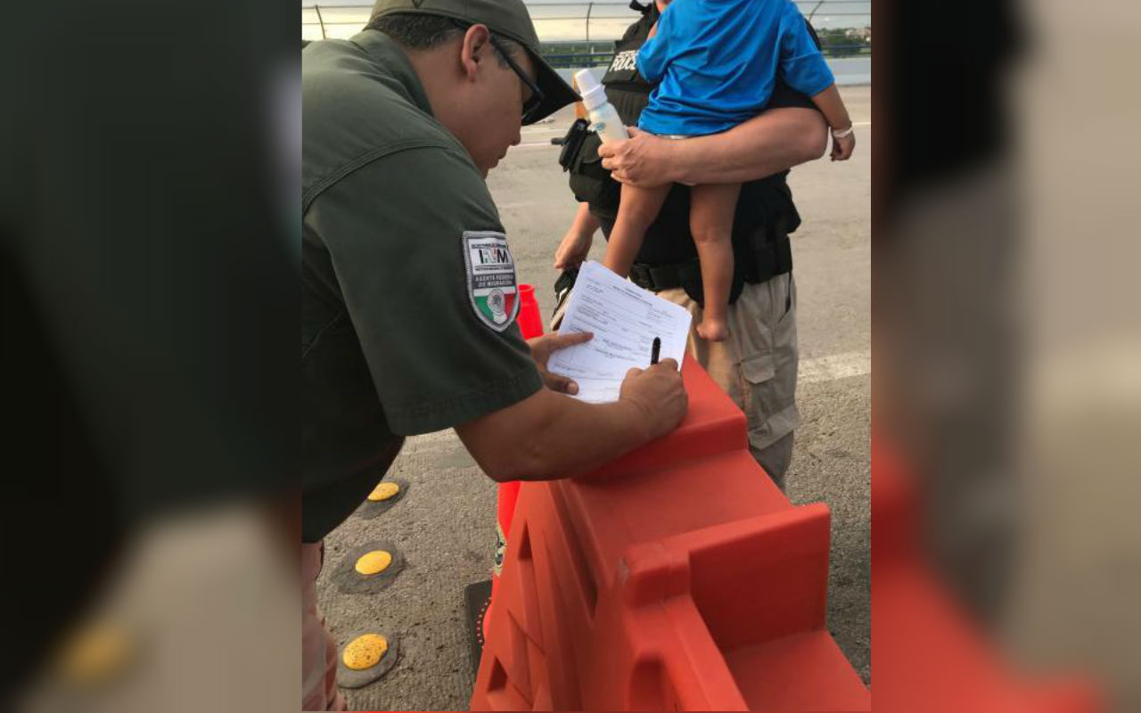 Agentes de la Patrulla Fronteriza renen a un niño con su madre en México