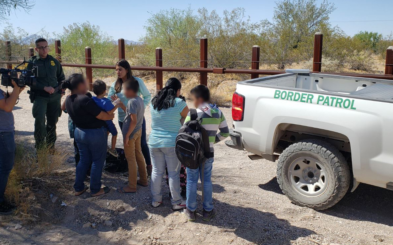John Sanders presentó su baja una semana después de que se conociera las condiciones inhumanas en las que vivían los niños detenidos por la CBP | Foto: Especial