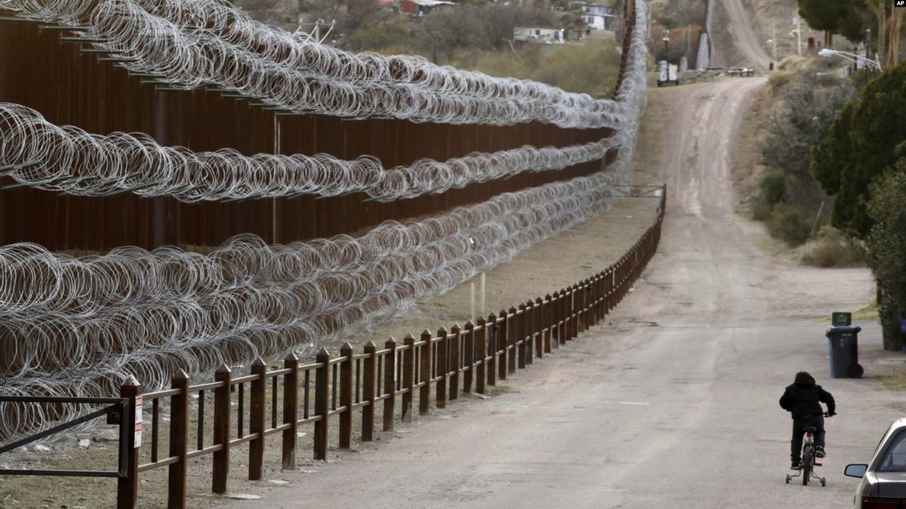 Ejército de EEUU pinta sección de muro fronterizo