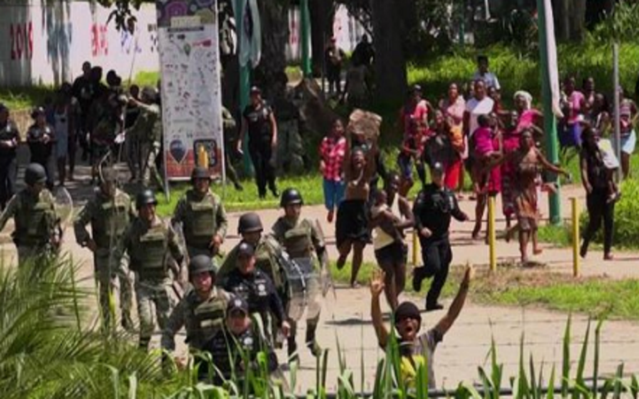 Gaurdia Nacional detiene que migrantes africanos huyan de albergue en Chiapas