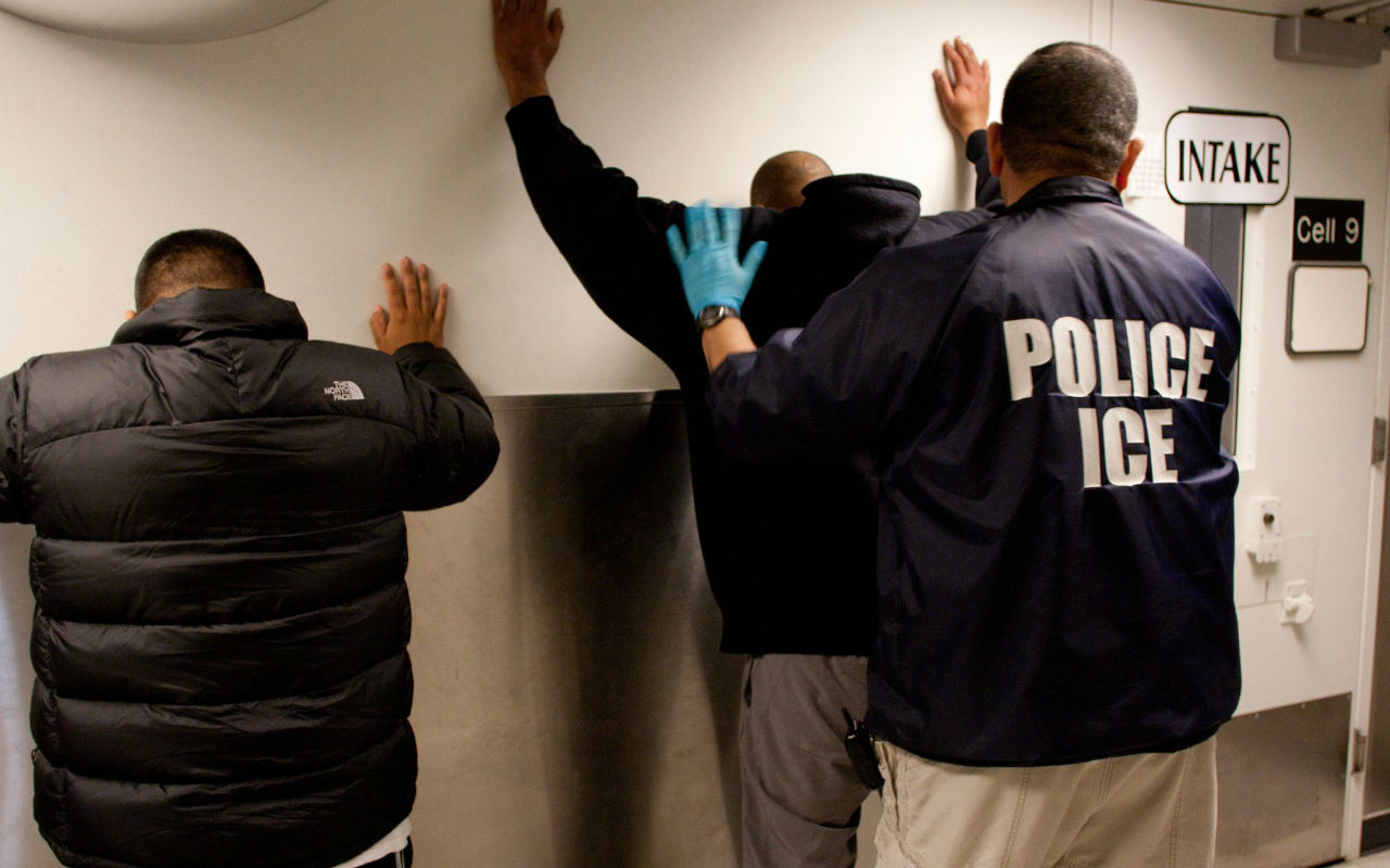 ¿Qué es lo que pasa cuando ICE o la CBP detienen a un migrante?