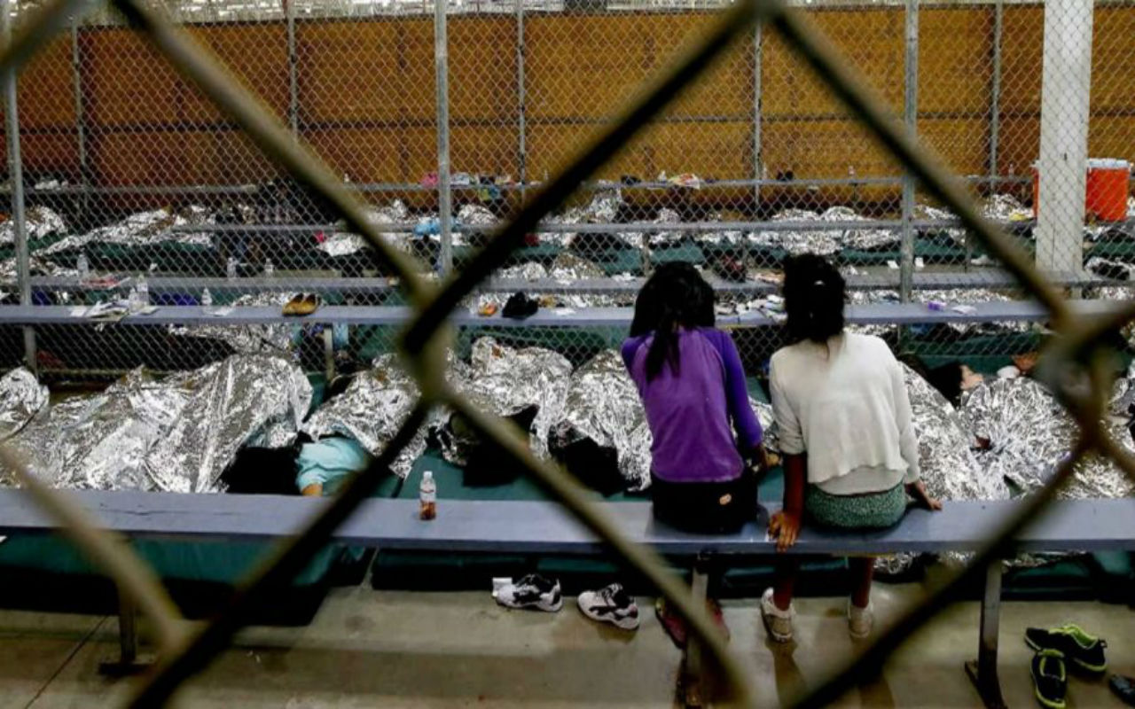 Niños migrantes pasan por lamentable situación en una estacion de Texas