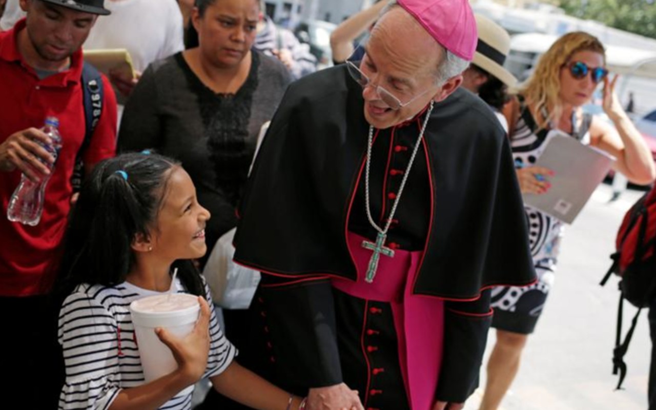 Obispo ayuda a familia migrante