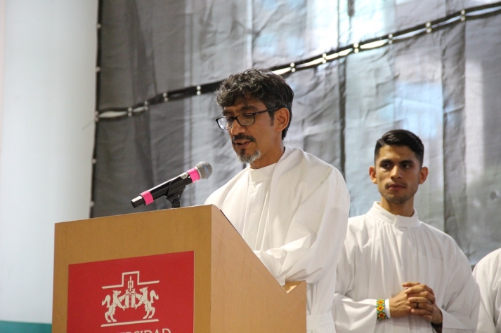 Sacerdote jesuita realiza un performance para sensibilizar a las personas sobre la migración