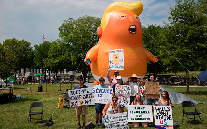 Aparece Baby Trump en el festejo del 4 de julio en Estados Unidos