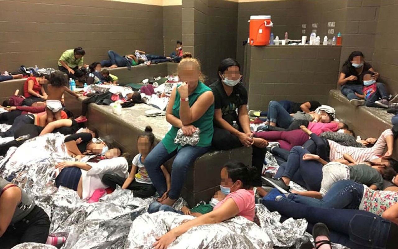 Hacinamiento extremo de migrantes en estaciones de detención en Texas | Foto: @GadiNBC / @NBC