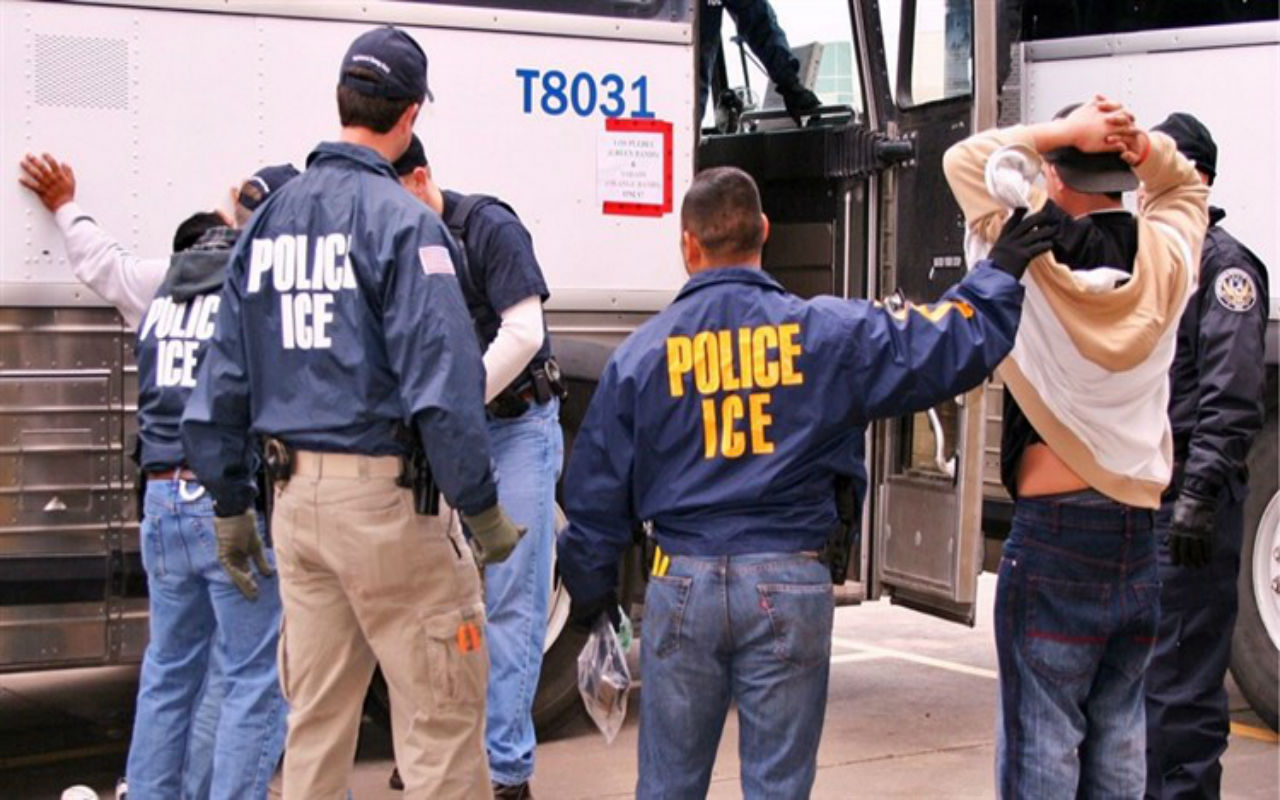 ICE arrestó a 35 migrantes tras un aperación que apuntaría 2 mil familias migrantes