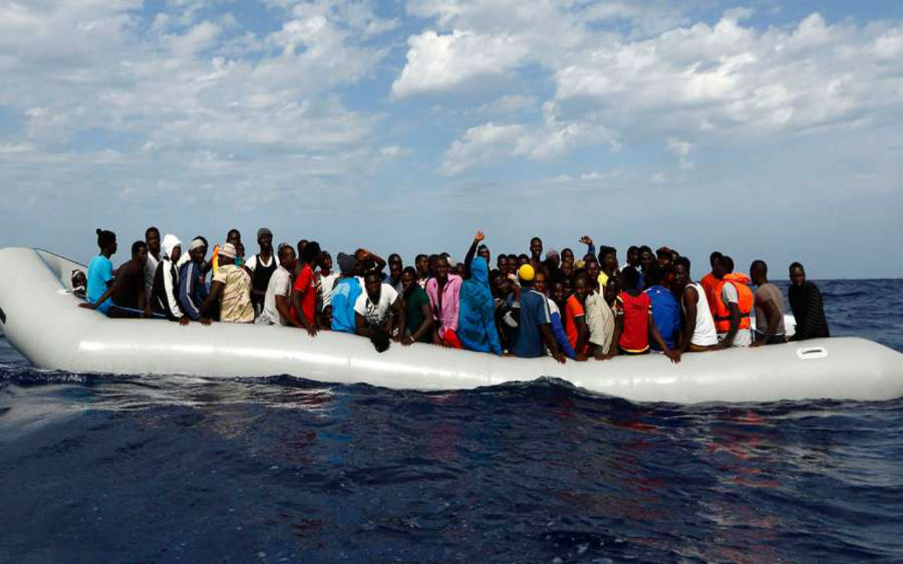 Inmigrantes cerca a Lampedusa imagen referencial Foto Migrant Off shore Aid Station