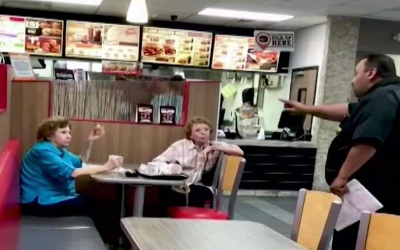 Mujeres discriminan a gerente de Burger King por hablar español