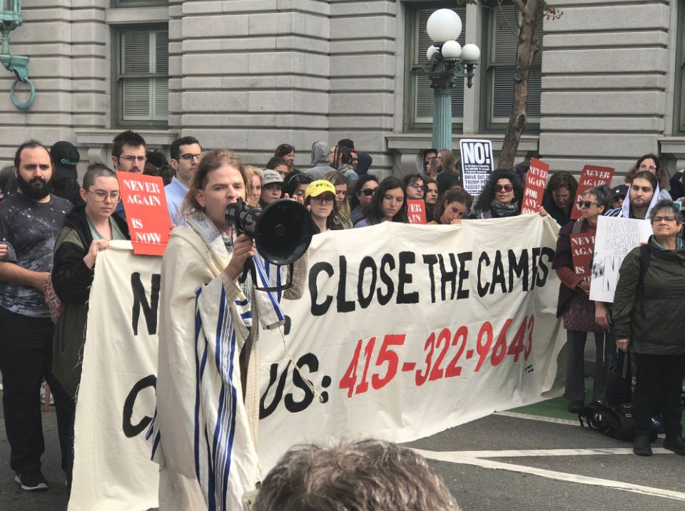 Activistas se manifiestan contra los demócratas, exigen cerrar "los campos de concentración de ICE"