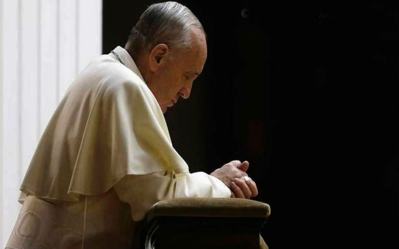 Papa Francisco en oracin Crdito Vatican Media