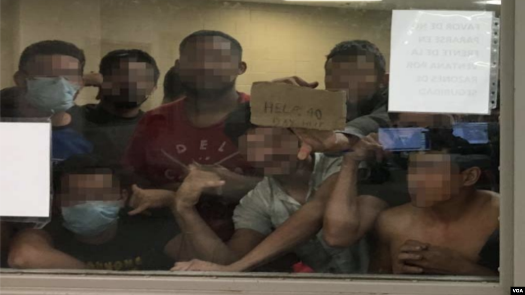 Más de 100 migrantes fueron rociados con gas pimienta en un centro de detención de ICE