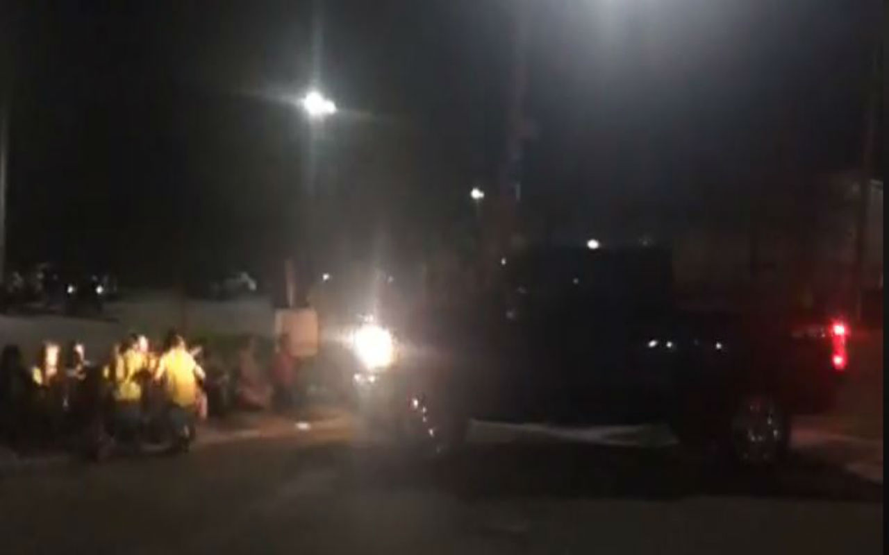 Camioneta de ICE intenta atropellar a personas que se manifestaban afuera de un centro de detención